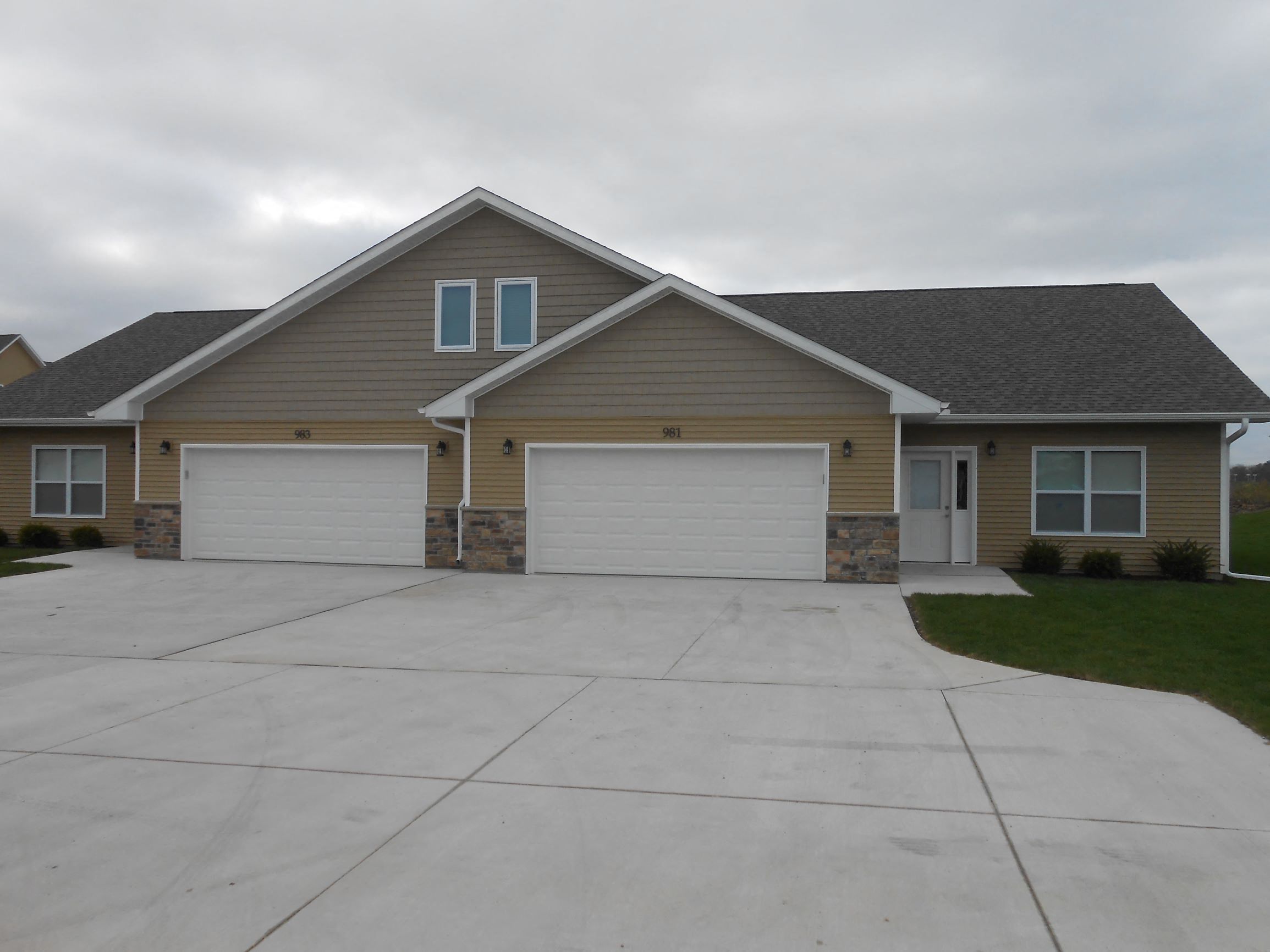 Deer Valley Villas Apartments in Silvis, IL
